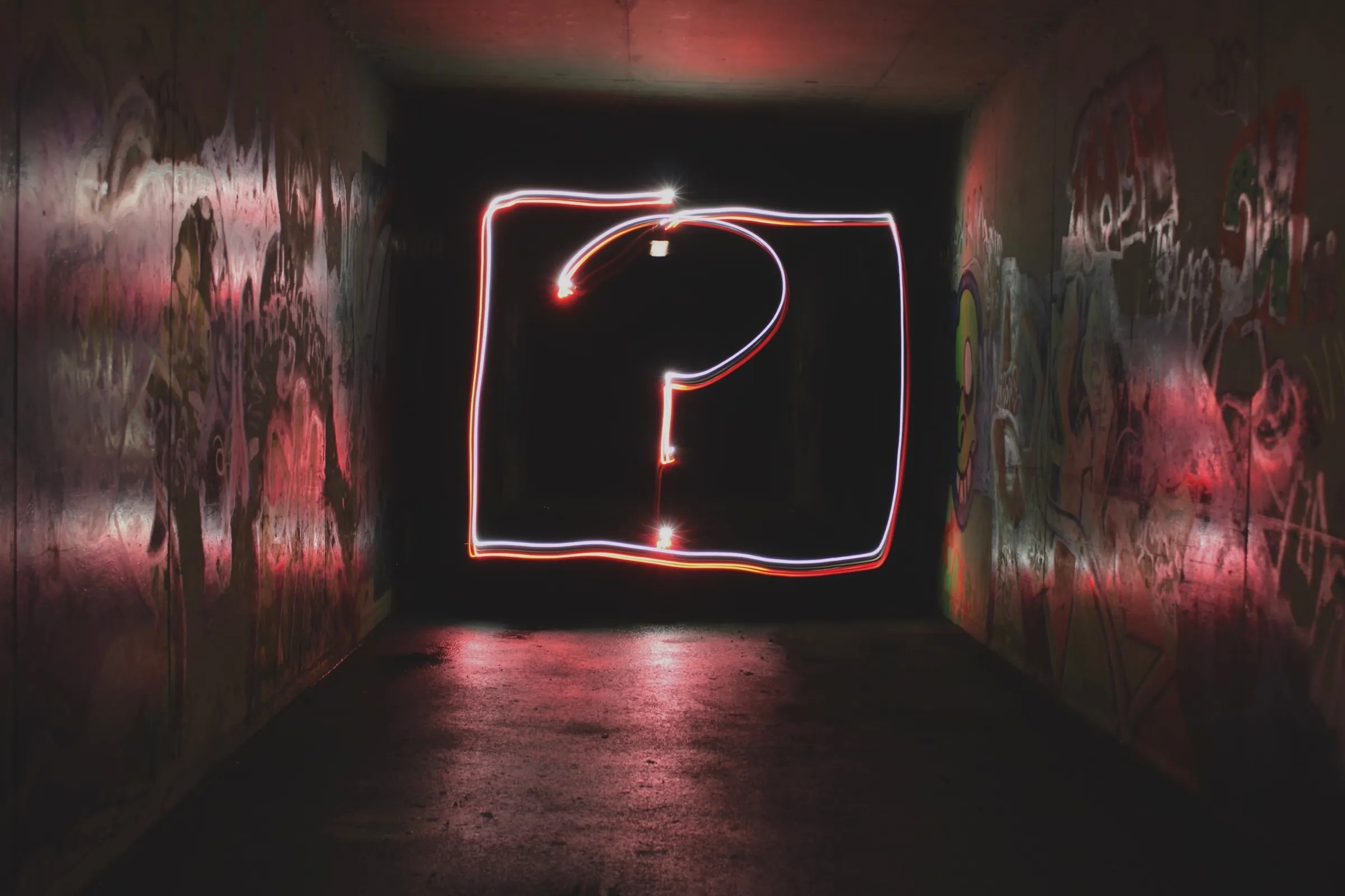 Neon-Fragezeichen in einem dunklen Raum symbolisiert die Suche nach dem passenden Musikstudio in Zürich, Schweiz.