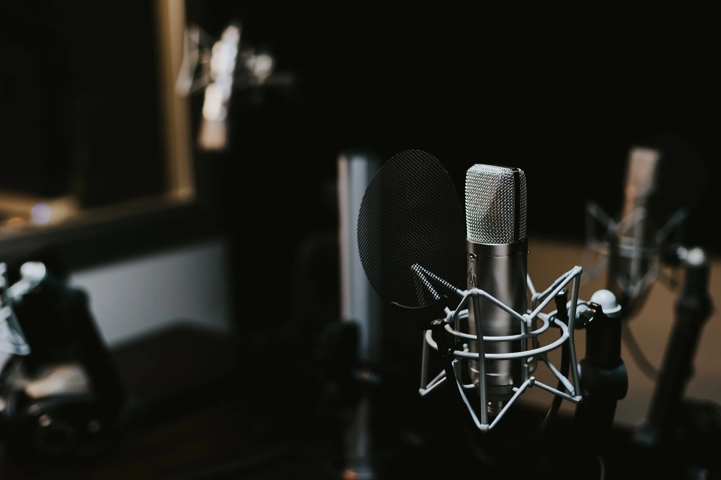 recording microphone in the music studio