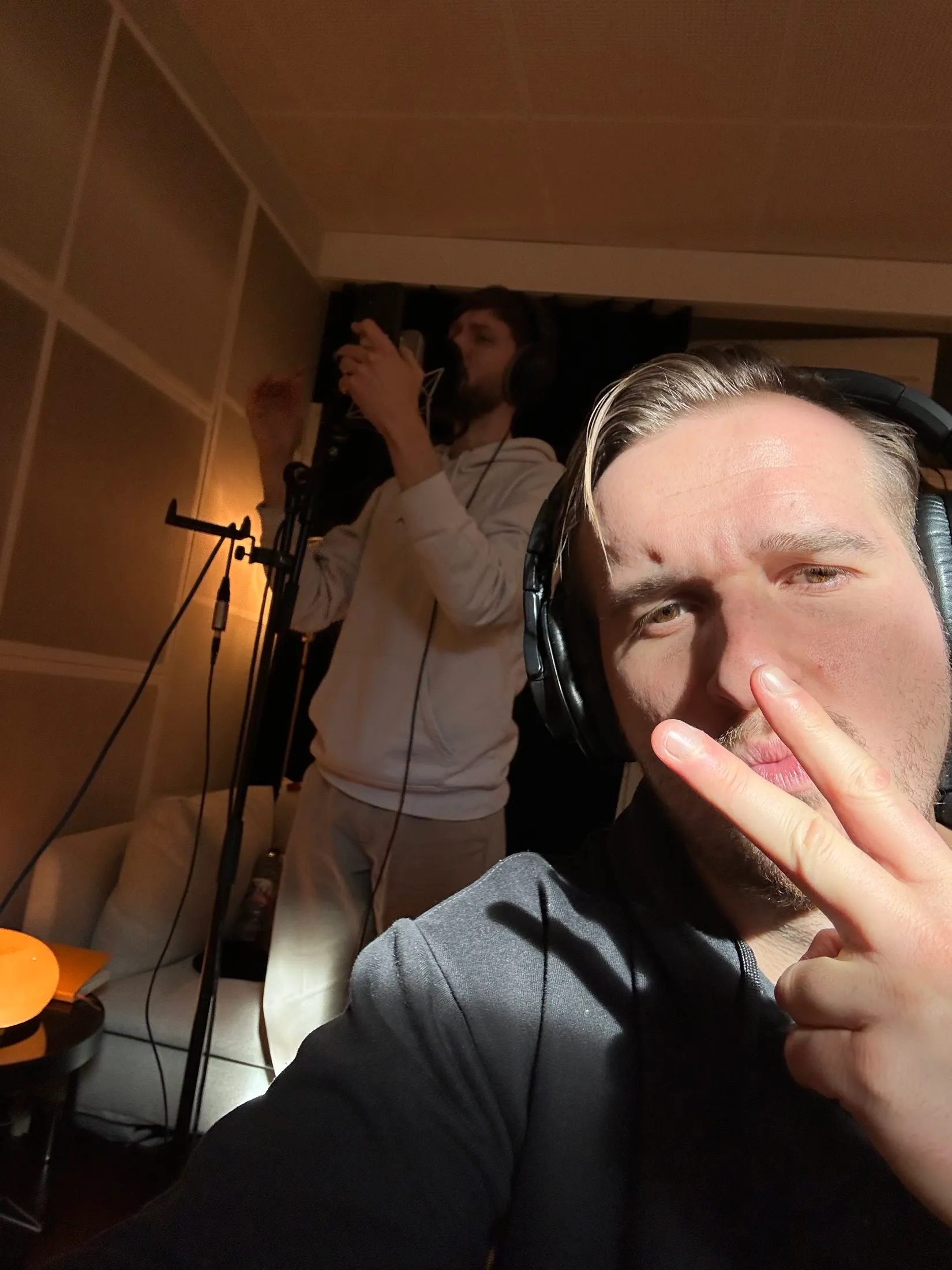 Felix Schweizer mit einem Artist während einer Vocal-Session im Studio in Zürich