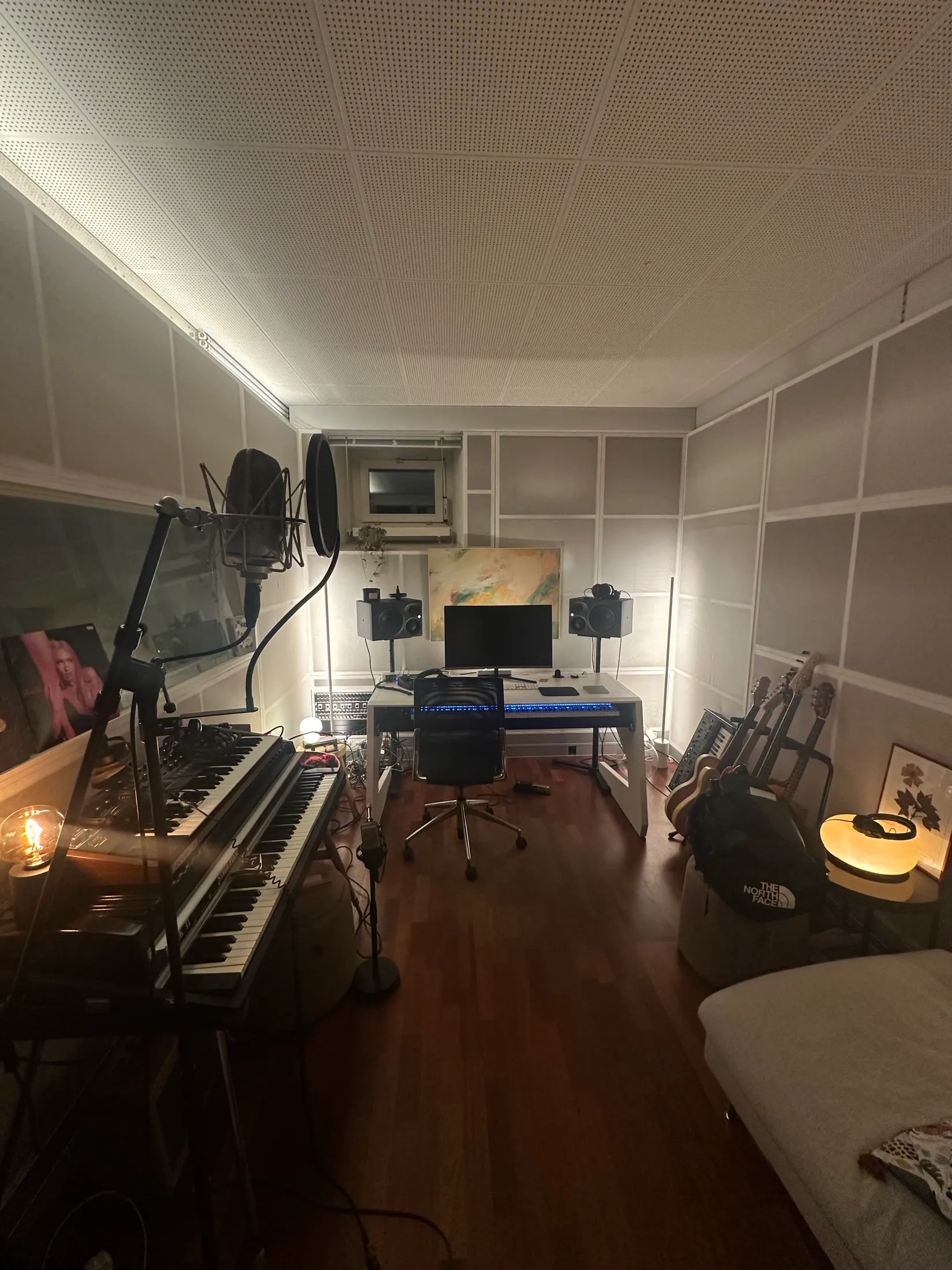 Studio mit Keyboard, Mikrofon und Mixing-Arbeitsplatz